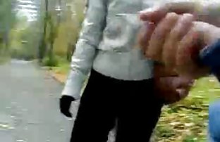Sports masseuse knows how to put on his feet pribolёshego man
